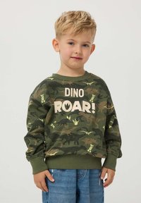Zielona bluza w kamuflażu z nadrukami dinozaurów, tekst "DINO ROAR!" w beżu, ściągacze i dół w prążek, miękki materiał bawełniany.