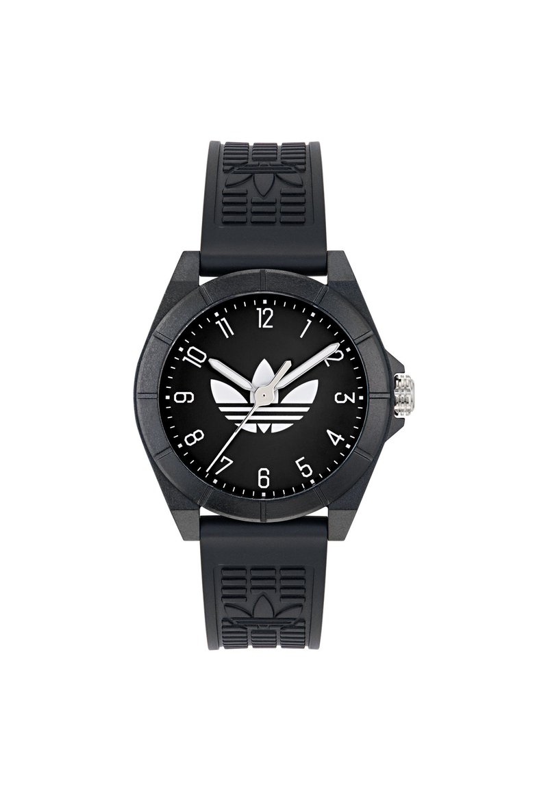 Montre analogique noire avec un boîtier rond, un bracelet en caoutchouc noir et un cadran noir arborant des index argentés et un logo Adidas au centre.