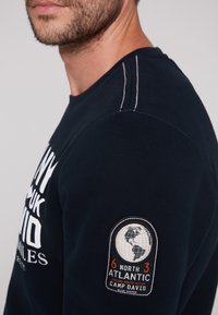 Camp David MIT LOGO ARTWORK - Felpa - blue navy