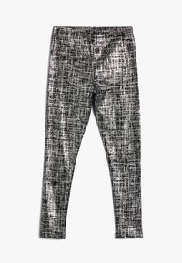 Leggings en blanco y negro con un patrón texturizado, que presentan un acabado brillante y un diseño ajustado, adecuados para uso casual.