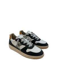 Sneaker con una combinazione di suede nero e pelle bianca, con accenti grigi. Presentano una punta traforata e una suola in gomma.