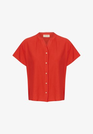 Rote kurzärmelige Bluse aus leichtem Stoff, mit V-Ausschnitt, Knopfverschluss und dekorativem Spitzenbesatz entlang des Ausschnitts.