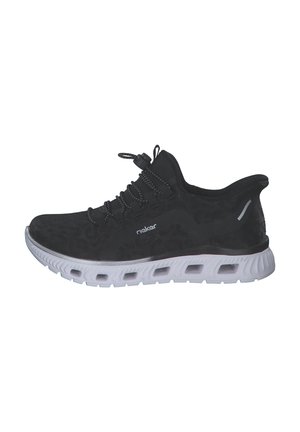 Chaussure de sport noire avec une tige en mesh, des lacets élastiques et une semelle blanche épaisse comportant des trous d'air pour la ventilation et l'amorti.