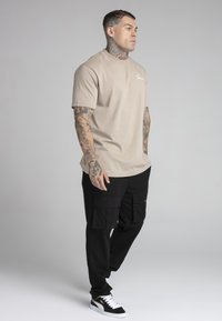 SIKSILK SCRIPT  - Nyomott mintás póló - beige