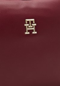 Tommy Hilfiger POPPY PLUS  - Umhängetasche - rouge