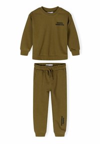 Olivengroene sweatshirt en joggingset, met ribbels aan de mouwen en een ronde halslijn. De sweatshirt bevat de tekst "totally awesome" in het zwart.