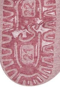 Nahaufnahme der rosa gestrickten Socken-Sohle mit einem weißen Gummi-Anti-Rutsch-Muster, das die Nummer "23" und strukturierte Griffmuster enthält.