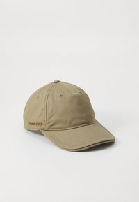 Cappellino da baseball in cotone beige con visiera curvata, design a sei pannelli e un piccolo logo dorato sul lato. Tessuto morbido.
