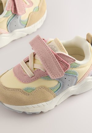 Bērnu sporta apavi pasteļtoņu krāsās ar rozā, bēšu un pelēka zamša, acs auduma augšdaļu, regulējamu Velcro siksnu un faktūru zoli.