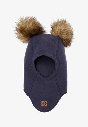 Tengerész kék bolyhos sapka, két műszőrme pom-pommal a tetején, kerek arcfelnyílással és bőr címkével az alján. Puha tapintású, lekerekített forma.