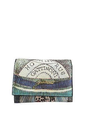 Kleine rechthoekige portemonnee met een kleurrijk abstract ontwerp en een gouden metalen "Gattinoni"-logo op een gestructureerd oppervlak.