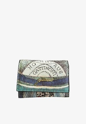 Kleine rechteckige Geldbörse mit mehrfarbigem abstraktem Design und goldenem Metalllogo "Gattinoni" auf strukturierter Oberfläche.