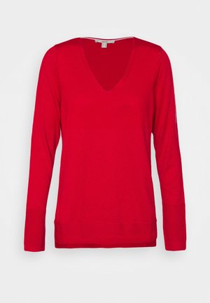 Rød langærmet sweater med V-udskæring og ribstrikkede manchetter og kant, vist på en ensfarvet hvid baggrund.