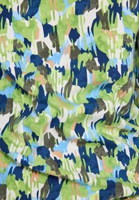 Mehrfarbiger Stoff mit einem abstrakten Muster in grün, blau, marine und beige Tönen. Die Textur wirkt weich und flexibel.