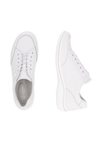 Baskets blanches avec une tige en cuir lisse, bout rond et fermeture à lacets. Elles disposent d'un col rembourré et d'une semelle en caoutchouc texturée pour une meilleure adhérence.