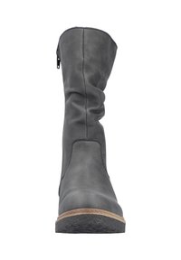Botte en cuir noir à hauteur de genou avec un design souple, bout rond, couture beige, semelle en caoutchouc texturé et détail de fermeture éclair sur le côté.