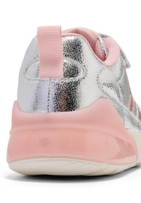 Barnsneakers med en glänsande silvrig ovandel, rosa detaljer och en strukturerad yta. Har en mjuk bakrem och en vadderad rosa sula.