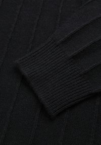 Czarny sweter z dzianiny, charakteryzujący się pionowym prążkowanym wzorem, teksturowanym materiałem oraz dopasowanymi prążkowanymi mankietami. Całość ma monochromatyczny wygląd.