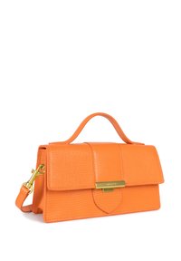 Borsa a tracolla in pelle arancione texturizzata con manico superiore, forma rettangolare e accenti in metallo dorato sulla chiusura a pattina. Tracolla regolabile.