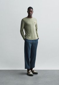 Maison Kitsuné FOX HEAD REGULAR TEE - Langarmshirt - laurel green