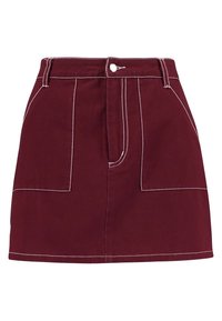 Burgundská sukně s bílým prošíváním, obsahující dvě přední kapsy, zapínání na knoflík a přiléhavý střih. Vyrobeno z odolné tkaniny.