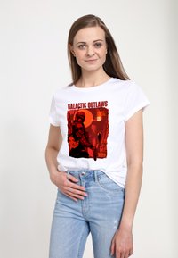 Hvid T-shirt med grafisk tryk med titlen "Galactic Outlaws" i rød, der viser dusørjægere i en sci-fi setting. Aktiv pasform, korte ærmer.