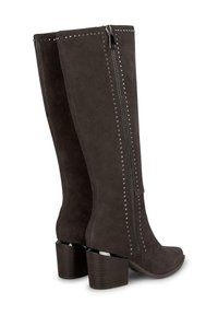 Bottes en suède gris foncé, montantes jusqu'au genou, avec fermeture éclair sur le côté, ornées d'accents en studs argentés et de talons blocs texturés et larges.