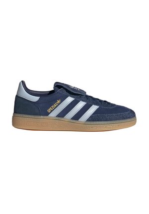 Sneaker Adidas Spezial blu navy con strisce bianche, suola in gomma, e tomaia in suede e pelle, mostrata di profilo laterale.