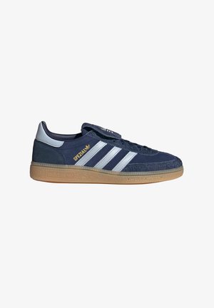 Navyblauwe Adidas Spezial sneaker met witte strepen, rubberen zool en een bovenwerk van suède en leer, zijaanzicht.