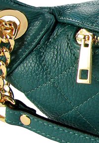 Turchese, gewatteerde leren handtas met een gouden kettingriem en ritstrekker, met een gestructureerde afwerking en gouden hardware accenten.