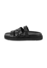 Zwarte leren sandalen met drie brede banden, zilveren studs en een platte rubberen zool. Het ontwerp is minimalistisch en open voor de tenen.