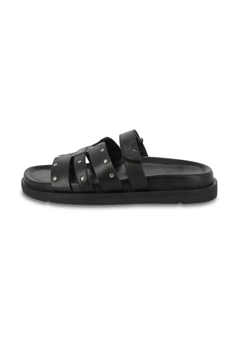 Zwarte leren sandalen met drie brede banden, zilveren studs en een platte rubberen zool. Het ontwerp is minimalistisch en open voor de tenen.