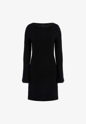 Musthave kudumine chevron-mustriga, ümar kaelus ja pikad varrukad. Struktuurne lõige, lõpetades põlve kohalt. Tekstuuriga kangasteated.