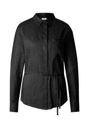 Czarna koszula na długi rękaw zapinana na guziki, z kieszenią na piersi, kołnierzykiem i materiałowym paskiem związanym w talii, na białym tle.