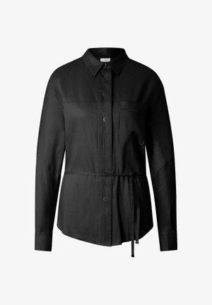 Zwart overhemd met lange mouwen, knoopsluiting, borstzak, kraag en een stoffen ceintuur gestrikt in de taille, weergegeven op een witte achtergrond.