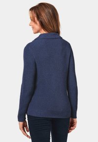 Blauer Strickpullover mit gerippter Textur und umgeschlagenem Kragen. Hat lange Ärmel und eine taillierte Silhouette, von hinten gezeigt.