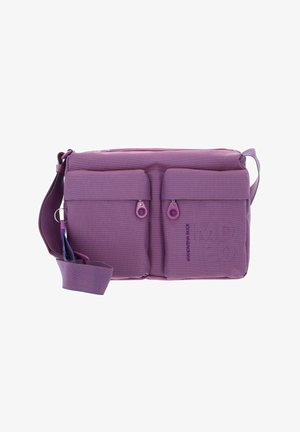 Sac messager violet en tissu texturé. Il dispose de deux poches avant zippées, d'une bandoulière réglable et d'un logo embossé sur le côté.