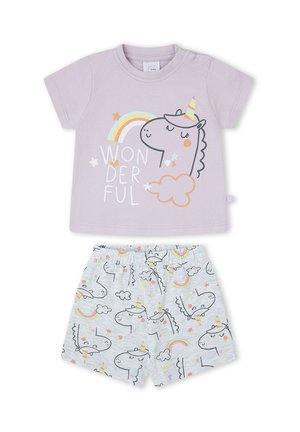 Camiseta lila de manga corta con unicornio, arcoíris y texto "WONDERFUL", combinada con pantalones cortos grises con patrones a juego de unicornio y arcoíris.