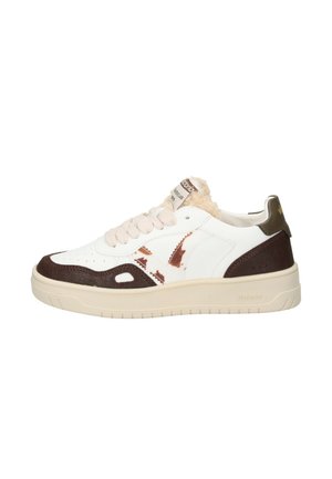Weißer und dunkelbrauner Low-Top-Sneaker mit beiger Sohle, cremefarbenen Schnürsenkeln und pelzigem beigem Innenfutter, Seitenansicht.