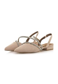 Zapatos slingback de punta afilada en ante beige, con una banda decorativa gris que cruza la parte superior y un tacón bajo.