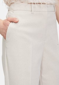 Lichtgrijze op maat gemaakte broeken met een subtiele glans, voorzien van een zijzak en een gladde textuur. Strakke lijnen en minimalistische designelementen.