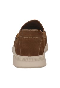 Braune Wildlederslipper mit rundem Rückenteil, beigefarbenen Gummisohle und sichtbaren Nähten entlang des oberen Bereichs.