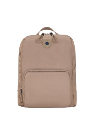 Beżowy plecak nylonowy z górną rączką, podwójnym zamknięciem na zamek, przednią kieszenią, okrągłym logo marki oraz gładką fakturą.