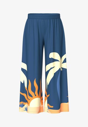 Weite Hose mit einem blauen Grunddesign und einem Muster aus Palme und Sonne in Weiß, Orange und Hellblau. Elastischer Bund für mehr Komfort.