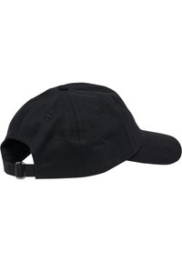 Schwarze Baumwoll-Baseballmütze mit gebogenem Schirm, verstellbarem Riemen auf der Rückseite und abgerundetem Oberteil mit Belüftungsöffnungen.