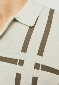 Ljust gråstickad polo skjorta med bruna vertikala och horisontella ränder, med klassisk krage och fintexturerad tyg.