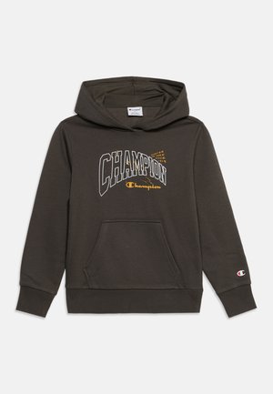 Тъмно зелен суитшърт Champion с преден джоб и бял и жълт текст с логото на Champion на гърдите и малък лого на ръкава.