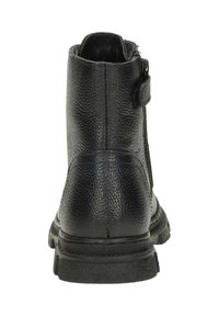 Zwarte enkelboot van gestructureerd leer, met een ritssluiting aan de achterkant en een verstelbare band. De zool is stevig met een lichte profiel voor grip.