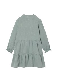 Grünes, langärmeliges Kleid mit gestuftem Design. Hergestellt aus strukturiertem Stoff, zeigt es ein verstreutes Punktemuster in hellen Farben.