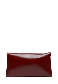 Clutch bag rettangolare lucido di un rosso scuro, con una texture liscia e un profilo sottile, posizionato su uno sfondo bianco.